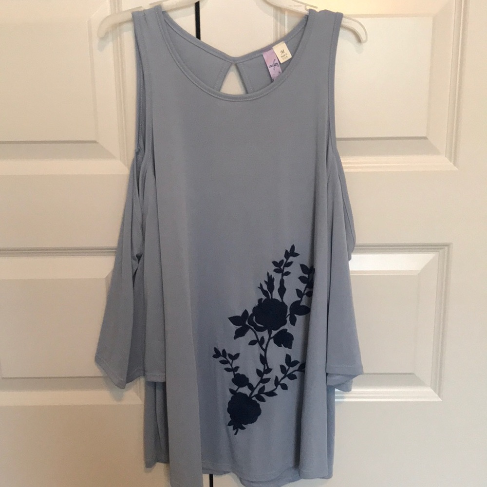 Open shoulder long sleeve shirt with floral